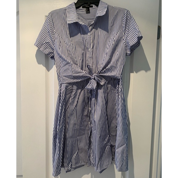 ⭐️ Forever 21 Tie-Front Striped Shirt Dress - Picture 2 of 5